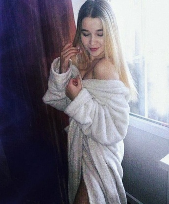 Сладкая и развратная леди ждет в гости состоятельного мужчину для ярких встреч. Гарантирую незабываемые моменты и безудержное удовольствие. Позвольте себе немного безумства! 7628, 24 года